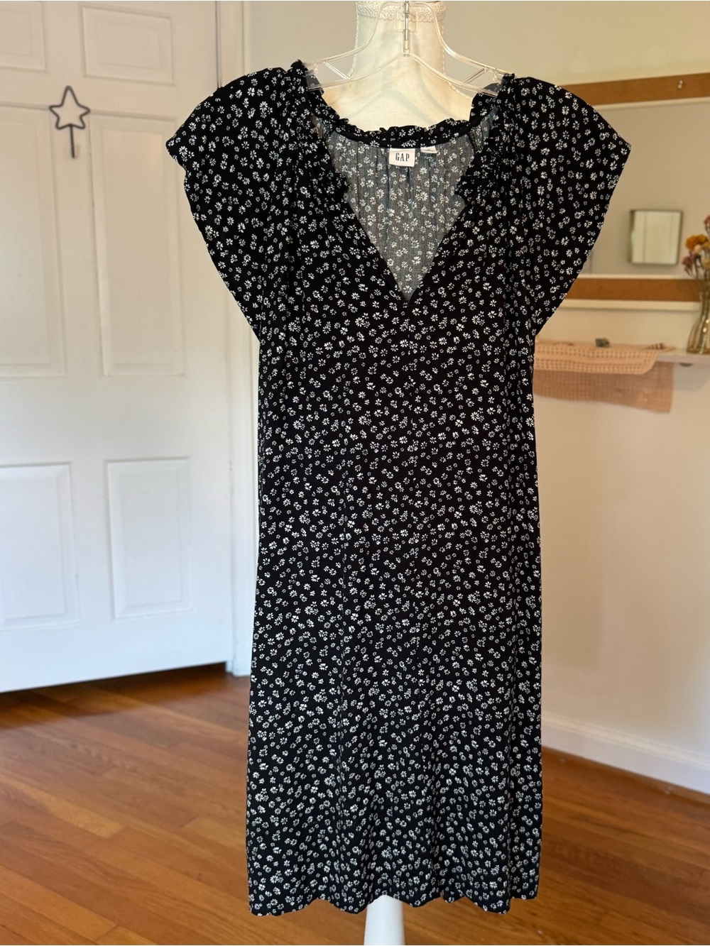 GAP White Ditsy Floral Flutter Sleeve Ruffle Trim Split Neck Dress Size Medium